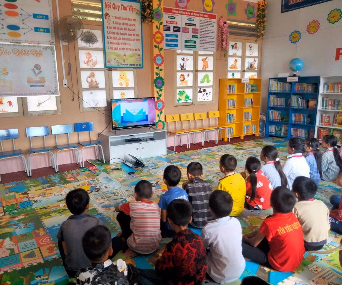 Học sinh tại các trường ở huyện Hoàng Su Phì (Hà Giang) với kênh CBDS.