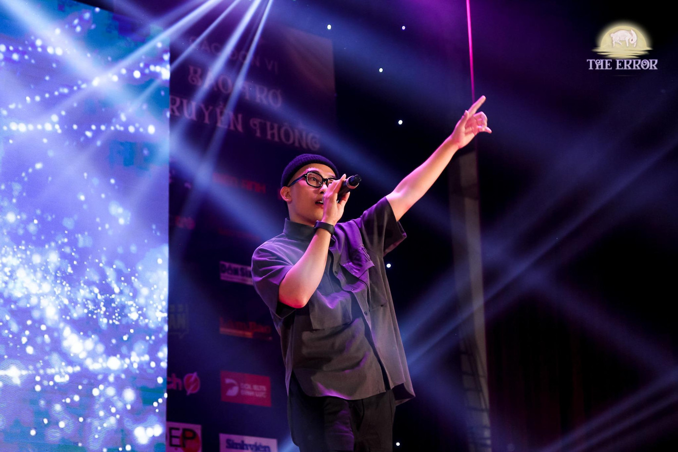 Ca sĩ trẻ Trung Trần cháy hết mình cùng sinh viên trường Báo với loạt ca khúc làm nên thương hiệu như “Chìm sâu”, “Thích quá rùi nà”.