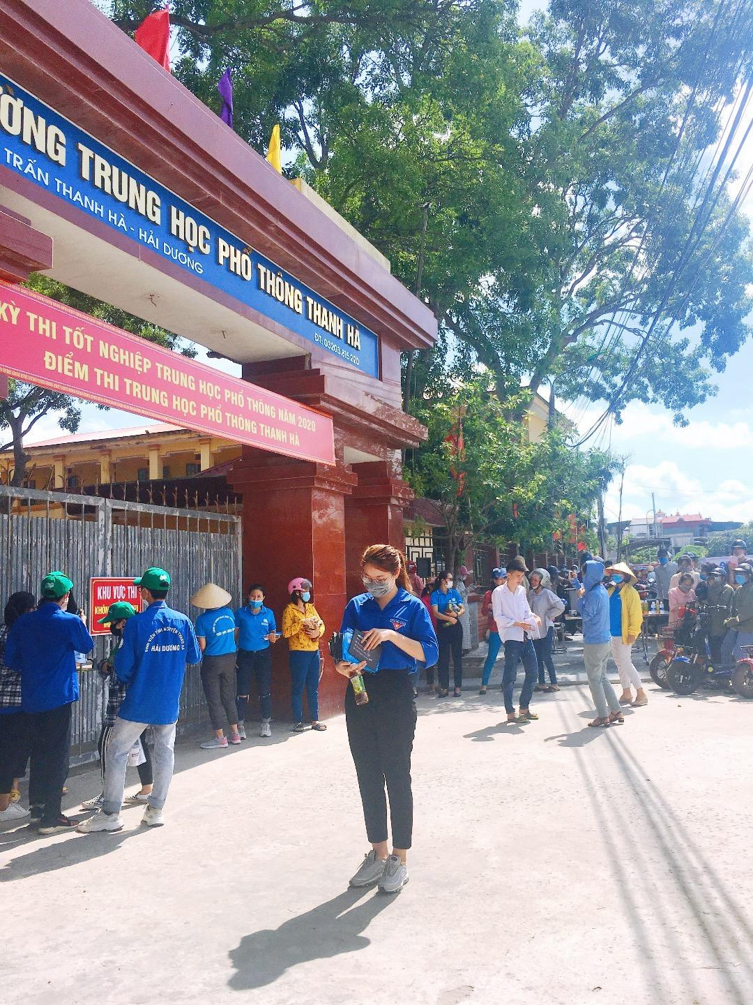 Ngoài ra, cô còn tích cực tham gia các hoạt động tình nguyện tiếp sức mùa thi THPT năm 2020. Ngoài ra, cô còn tích cực tham gia các hoạt động tình nguyện tiếp sức mùa thi THPT năm 2020.