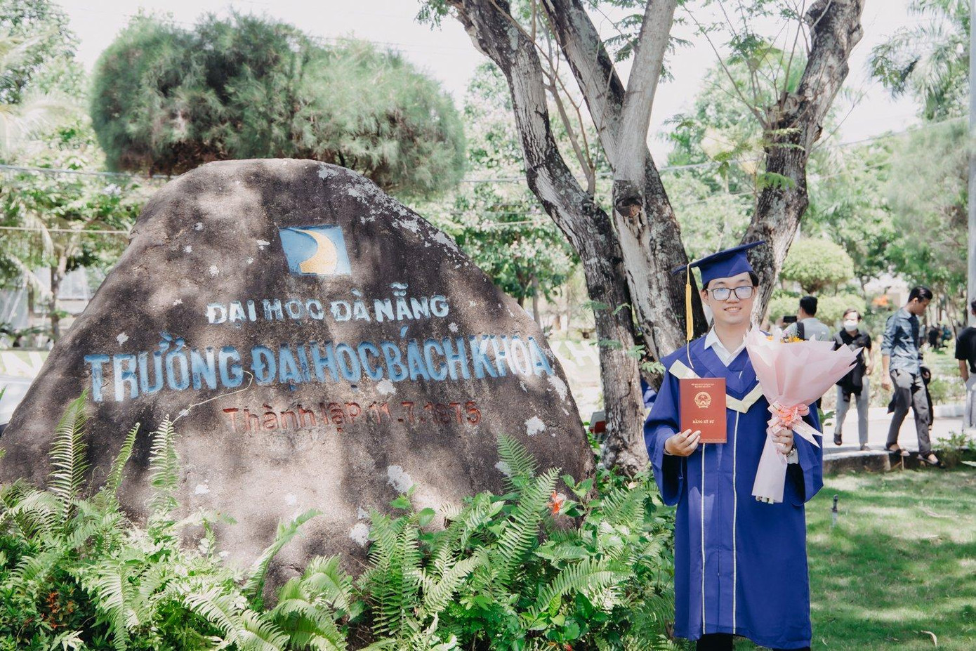 Hồ Minh Hoàng, 23 tuổi, là thủ khoa toàn khoá học 2017 - 2022 của Trường Đại học Bách khoa - Đại học Đà Nẵng. Hồ Minh Hoàng, 23 tuổi, là thủ khoa toàn khoá học 2017 - 2022 của Trường Đại học Bách khoa - Đại học Đà Nẵng.
