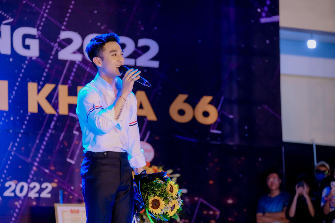 Ca sĩ Dương Edward đã làm “nóng” sân khấu với nhiều bài hit đình đám.