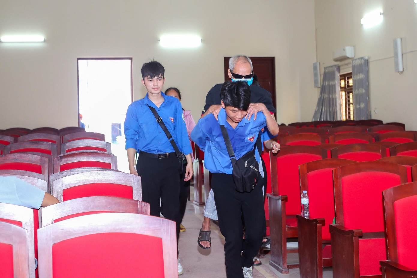 Mong cùng các bạn sinh viên tích cực tham gia hoạt động tình nguyện, hỗ trợ mọi người có hoàn cảnh khó khăn, kém may mắn trong xã hội.