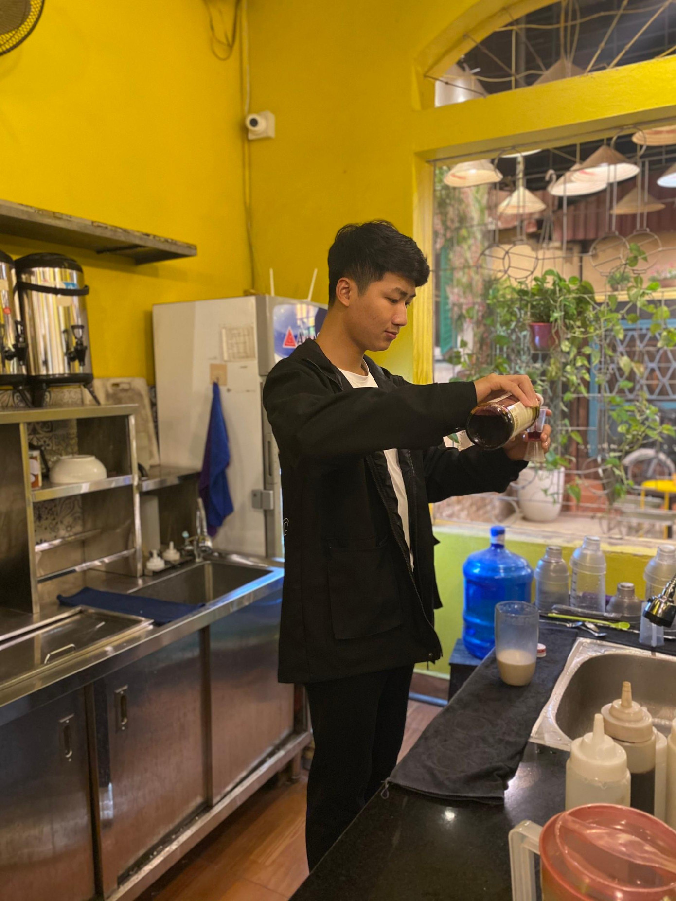 Ngay từ năm nhất, Mong đã đi làm công việc bán thời gian phục vụ tại quán Trà chanh Phủi với mức lương 15.000 đồng/giờ.