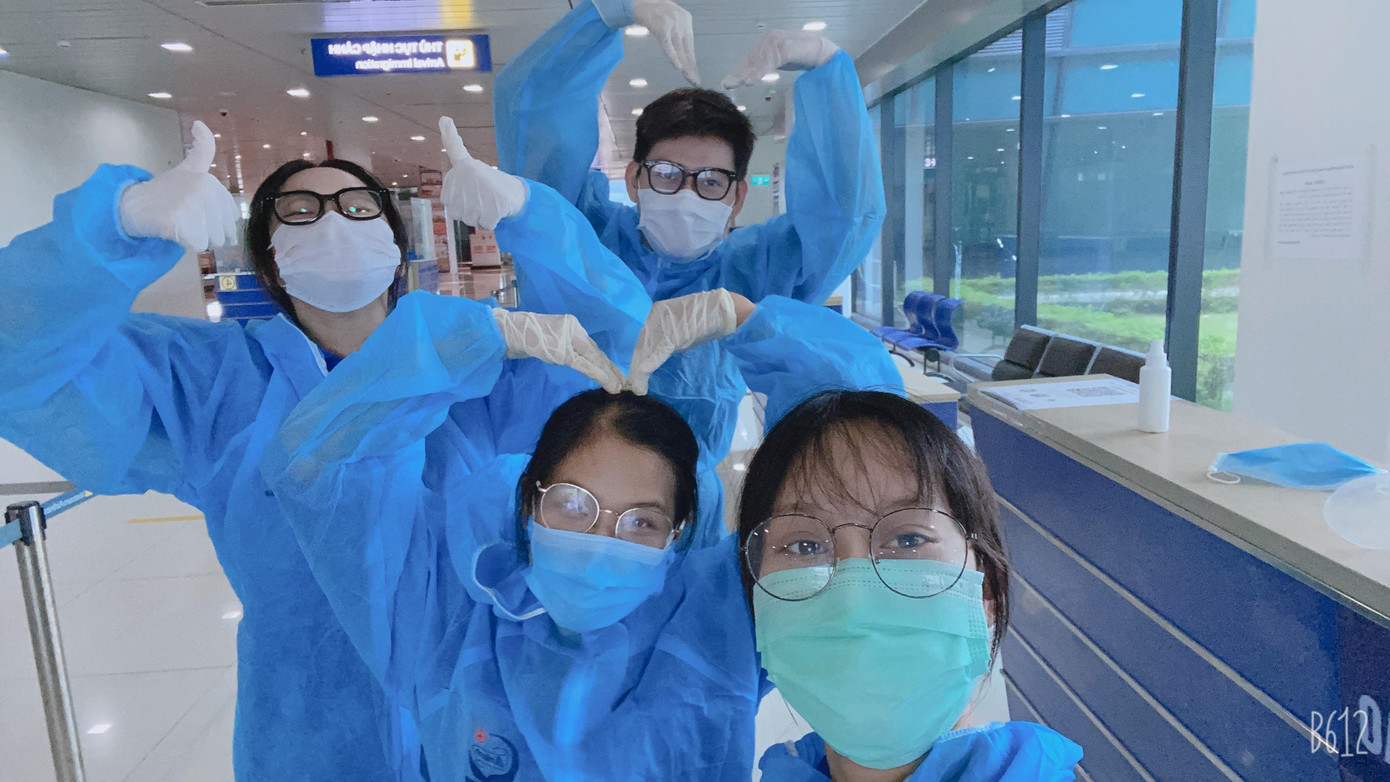 Trần Hương cùng các bạn sinh viên trong trường làm tình nguyện viên kiểm soát dịch bệnh tại Sân bay Cát Bi, TP Hải Phòng. Trần Hương cùng các bạn sinh viên trong trường làm tình nguyện viên kiểm soát dịch bệnh tại Sân bay Cát Bi, TP Hải Phòng.