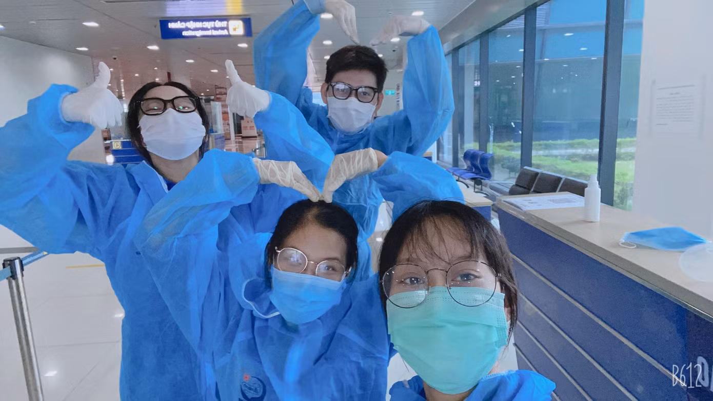 Trần Hương cùng các bạn sinh viên trong trường làm tình nguyện viên kiểm soát dịch bệnh tại Sân bay Cát Bi, TP Hải Phòng.