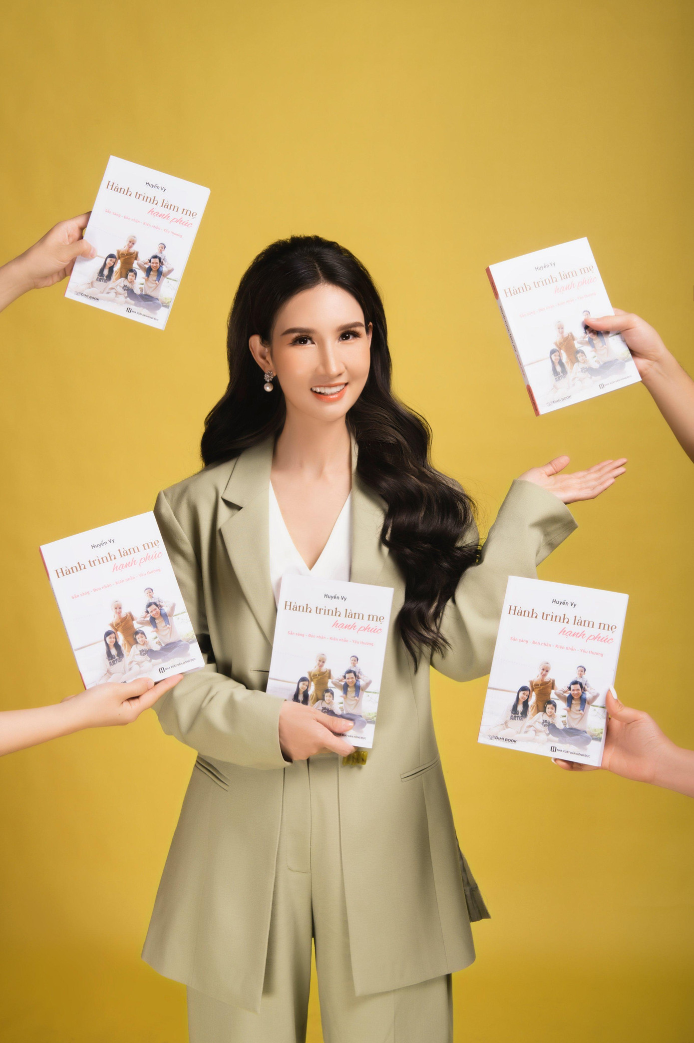 Phương châm sống của chị Huyền Vy là: “Mỗi chúng ta chỉ có một cuộc đời, hãy sống trọn vẹn từng khoảnh khắc”. Phương châm sống của chị Huyền Vy là: “Mỗi chúng ta chỉ có một cuộc đời, hãy sống trọn vẹn từng khoảnh khắc”.