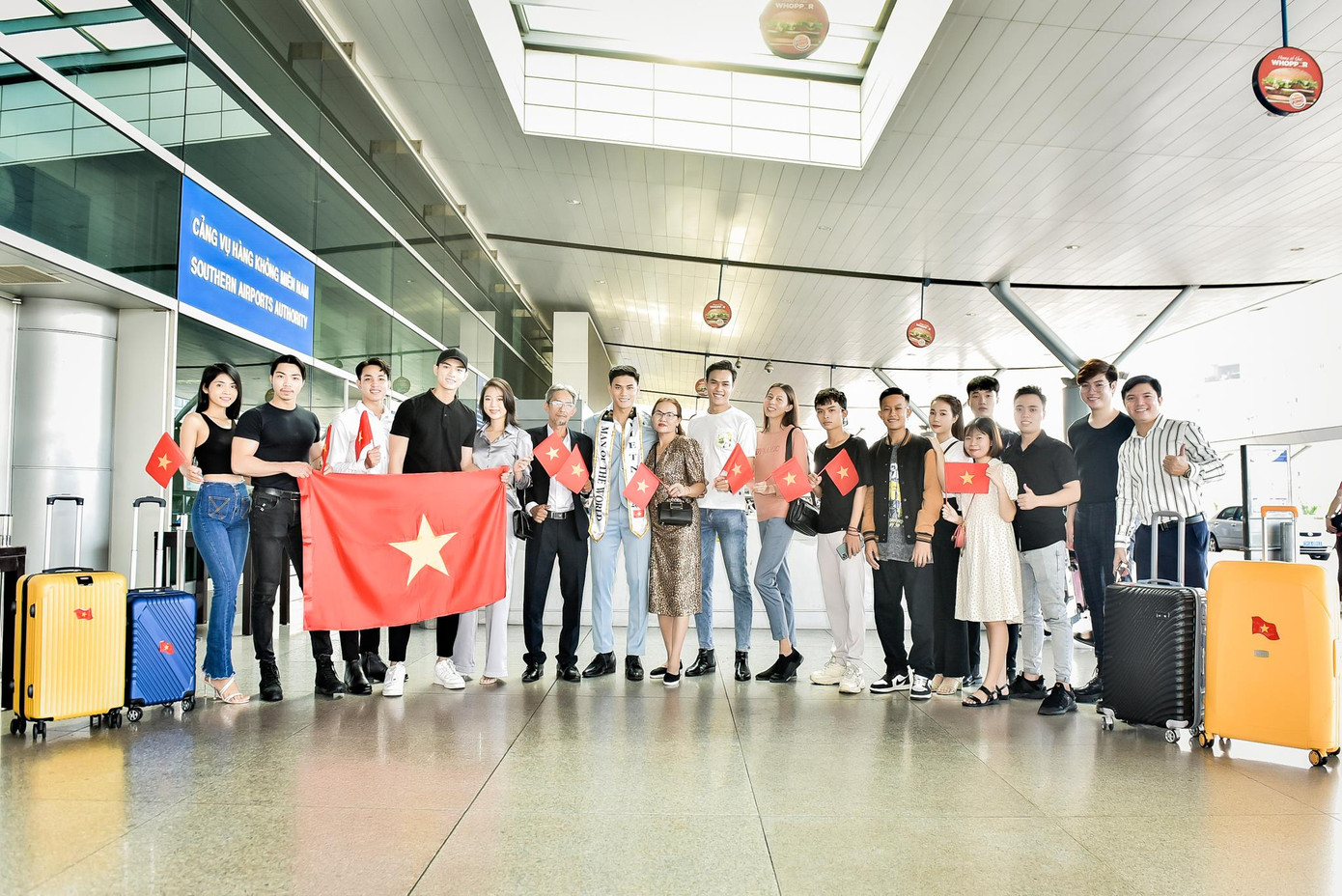 Gia đình, bạn bè, đồng nghiệp và người hâm mộ ra sân bay tiễn Hữu Anh Gia đình, bạn bè, đồng nghiệp và người hâm mộ ra sân bay tiễn Hữu Anh