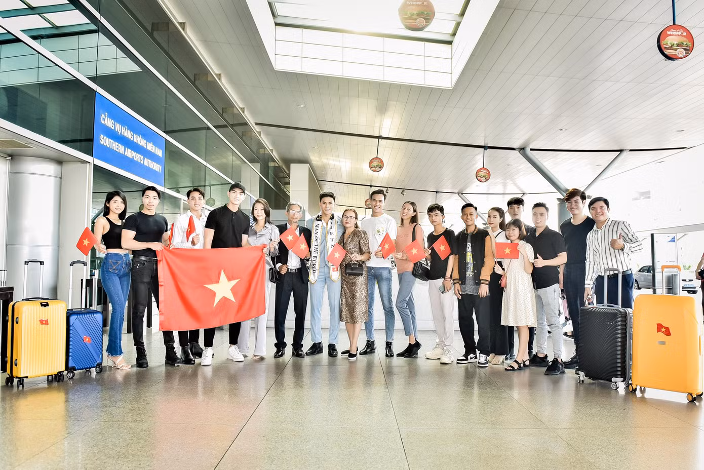 Gia đình, bạn bè, đồng nghiệp và người hâm mộ ra sân bay tiễn Hữu Anh