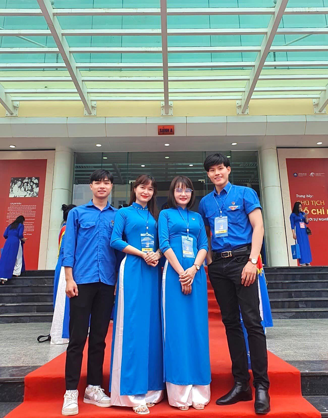 Trường Giang và các cô giáo. Trường Giang và các cô giáo.