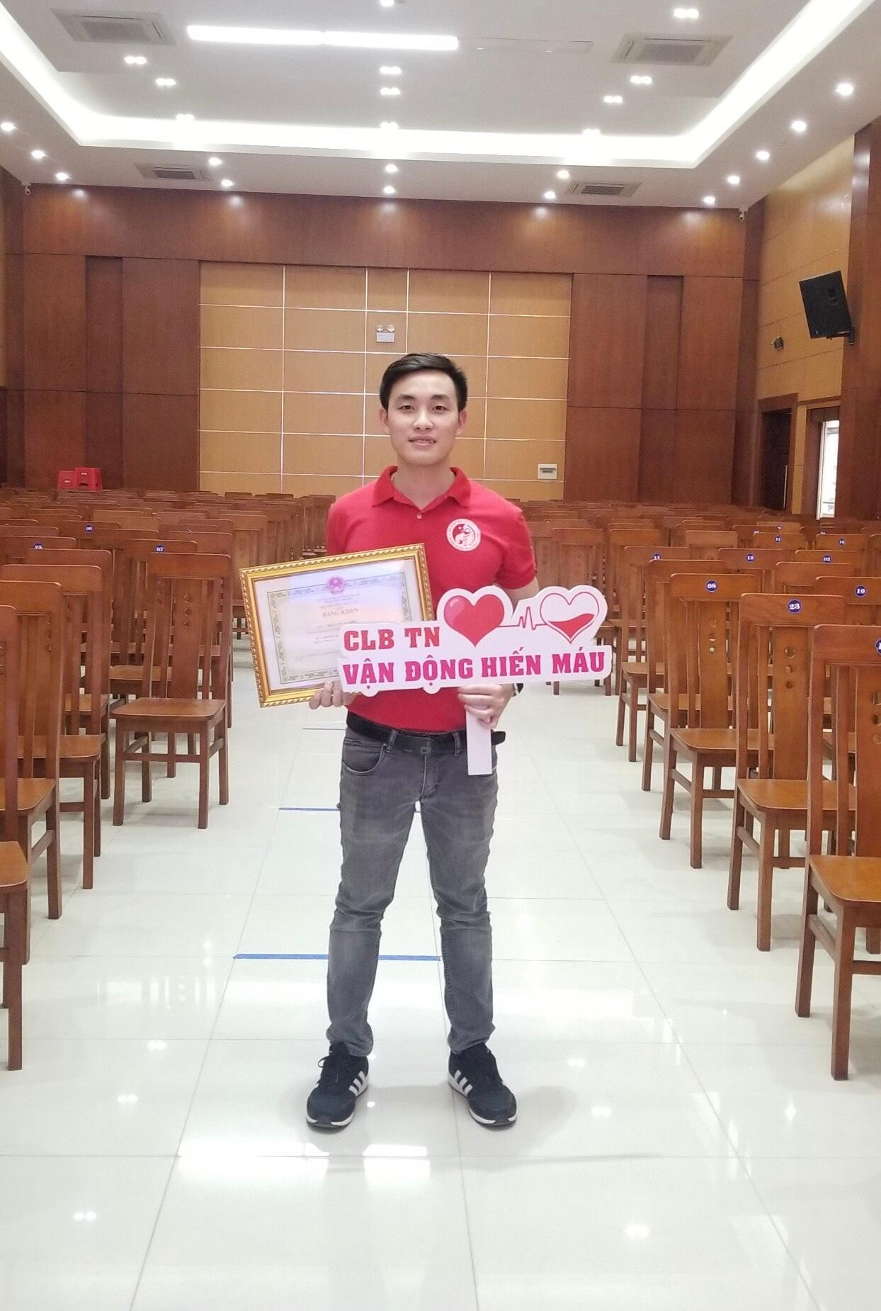 Bên cạnh đó, anh nguyên là Đội trưởng Câu lạc bộ Thanh niên vận động Hiến máu Trường Dược. Bên cạnh đó, anh nguyên là Đội trưởng Câu lạc bộ Thanh niên vận động Hiến máu Trường Dược.