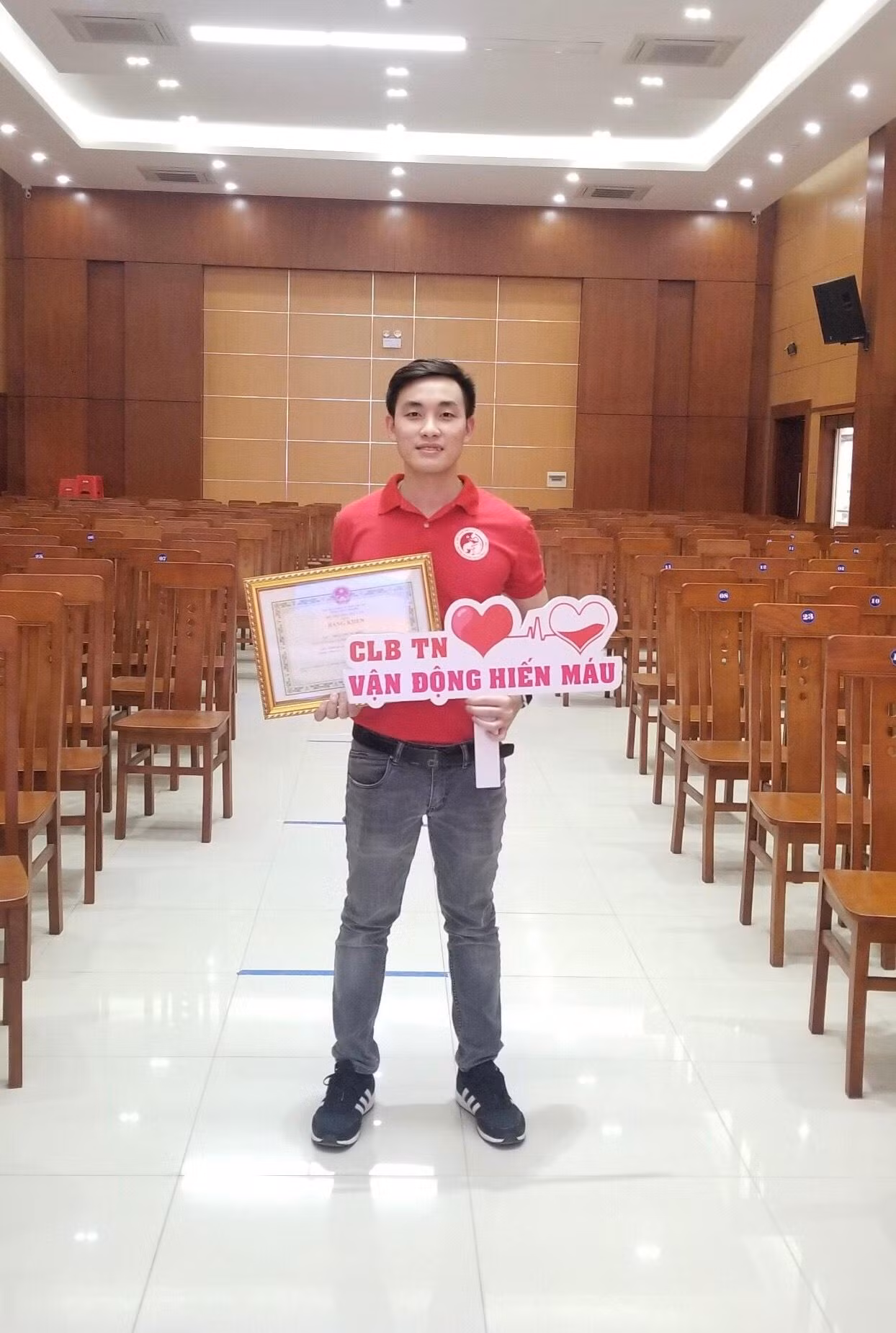 Bên cạnh đó, anh nguyên là Đội trưởng Câu lạc bộ Thanh niên vận động Hiến máu Trường Dược.