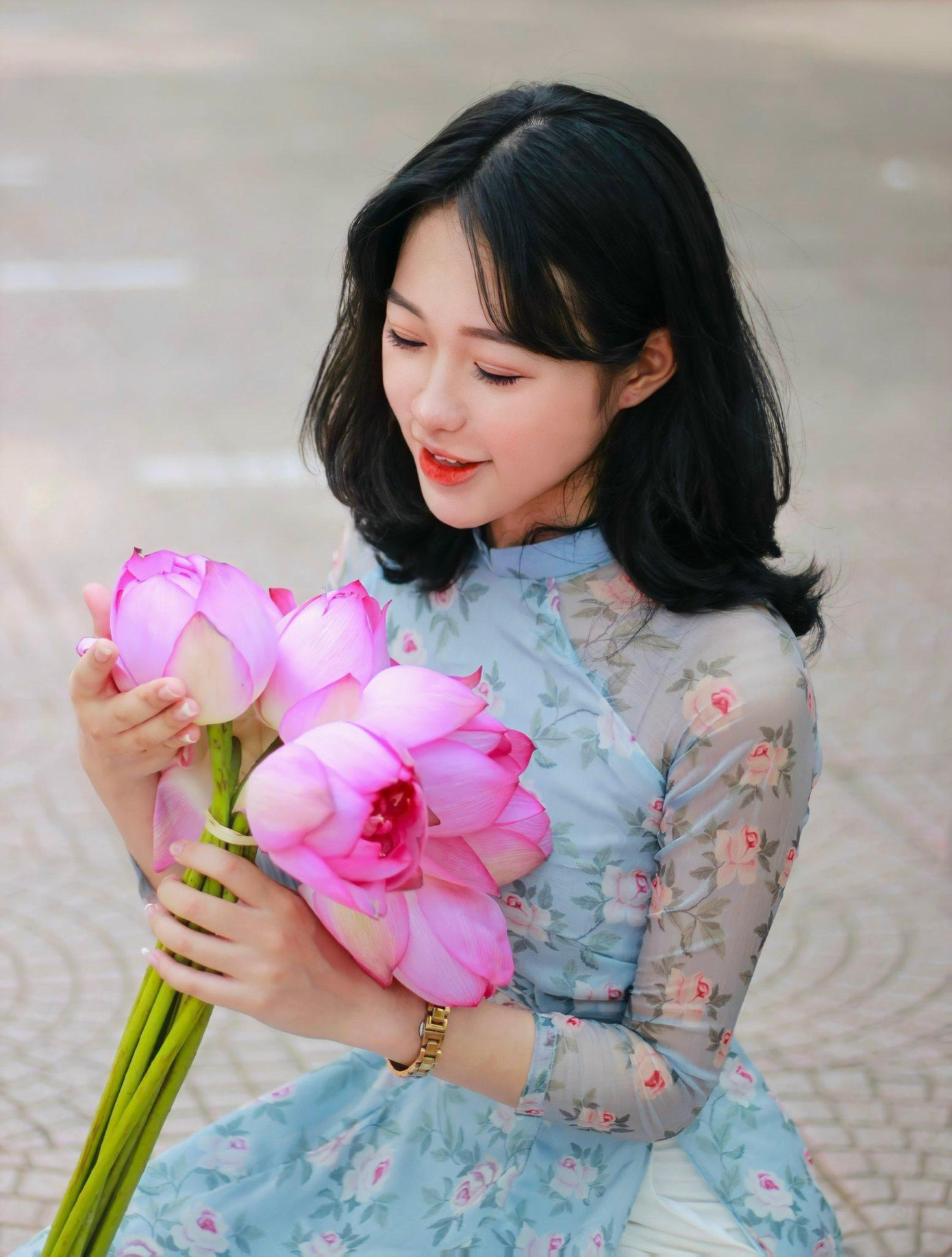 Công cụ lao động của nghề dạy học, chủ yếu là bằng bản thân, là toàn bộ nhân cách, trí tuệ của người thầy.