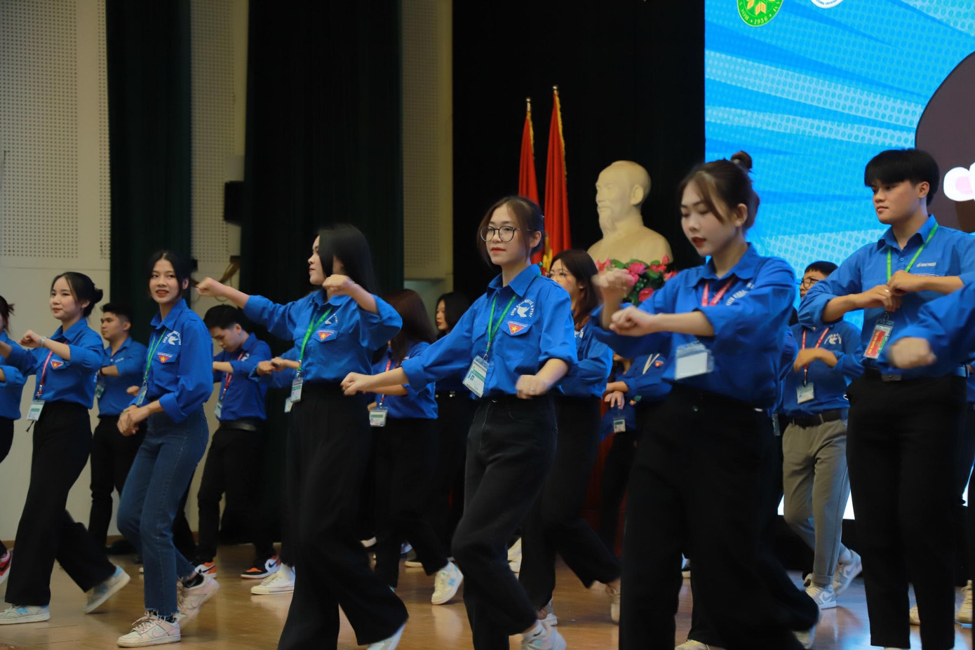 Tình nguyện là những trải nghiệm tuyệt vời của tuổi trẻ. Tình nguyện là những trải nghiệm tuyệt vời của tuổi trẻ.