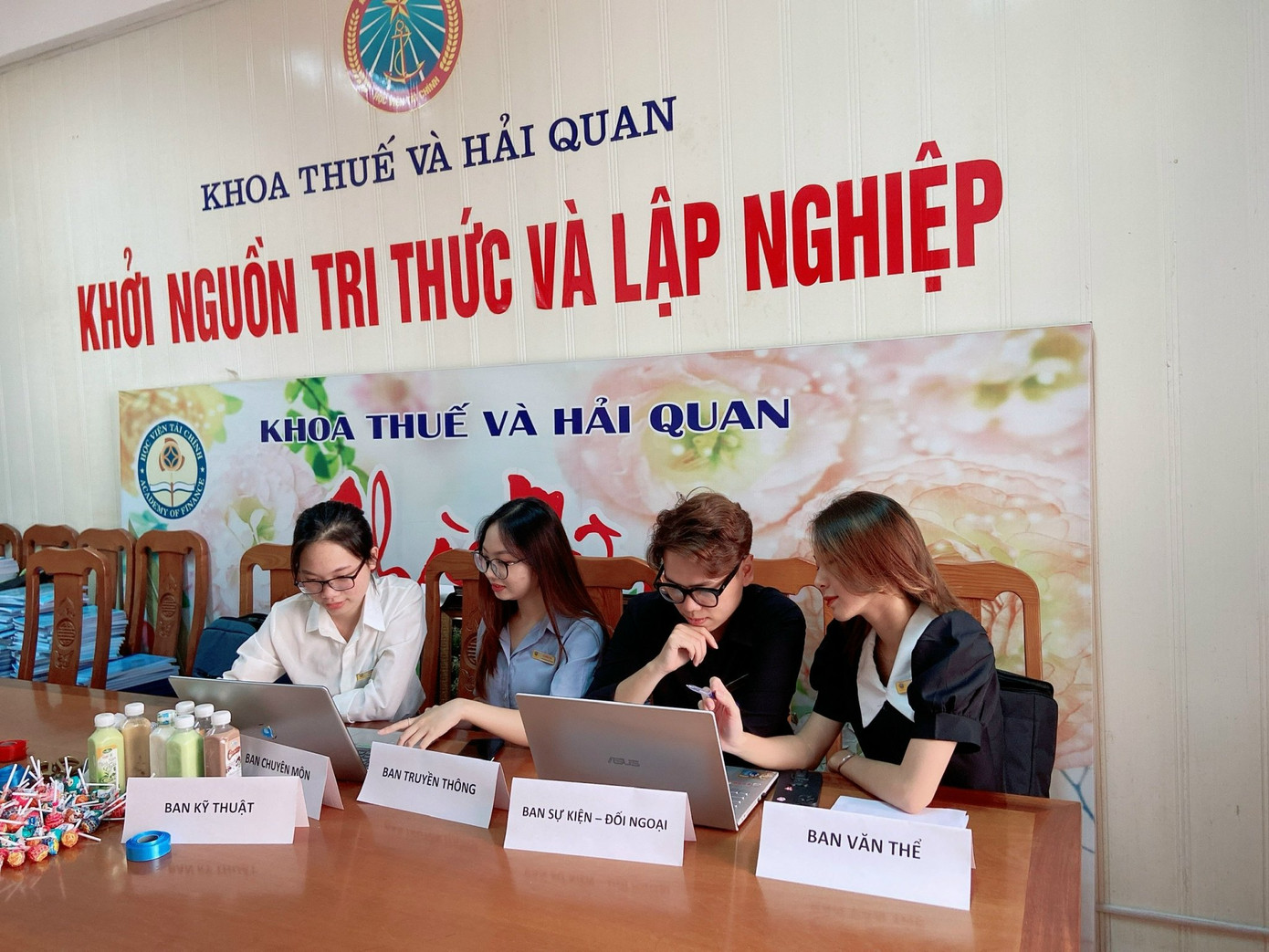 Liên Chi Đoàn khoa Thuế - Hải Quan. Liên Chi Đoàn khoa Thuế - Hải Quan.