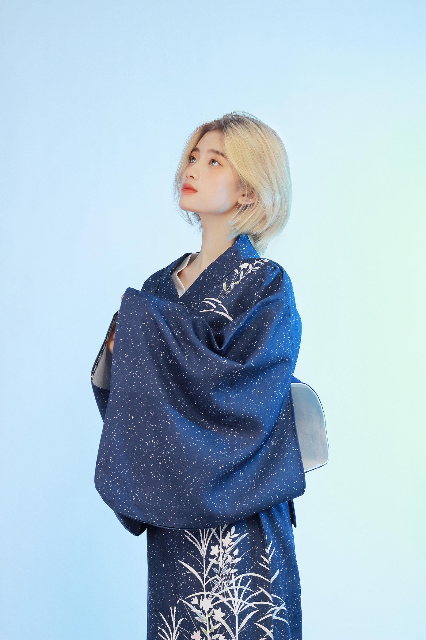 Sở hữu chiều cao ấn tượng 1m71, bên cạnh công việc học, Khánh Nhung còn được biết đến là một thợ ảnh, người mẫu ảnh tự do và là họa sĩ vẽ tranh sơn tường. Sở hữu chiều cao ấn tượng 1m71, bên cạnh công việc học, Khánh Nhung còn được biết đến là một thợ ảnh, người mẫu ảnh tự do và là họa sĩ vẽ tranh sơn tường.