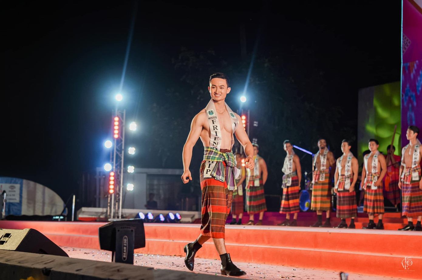 Điểm vàng cho Việt An chính là chiều cao lý tưởng 1m84 nặng 78kg với dàn cơ cuồn cuộn cùng những nét cắt vạm vỡ.