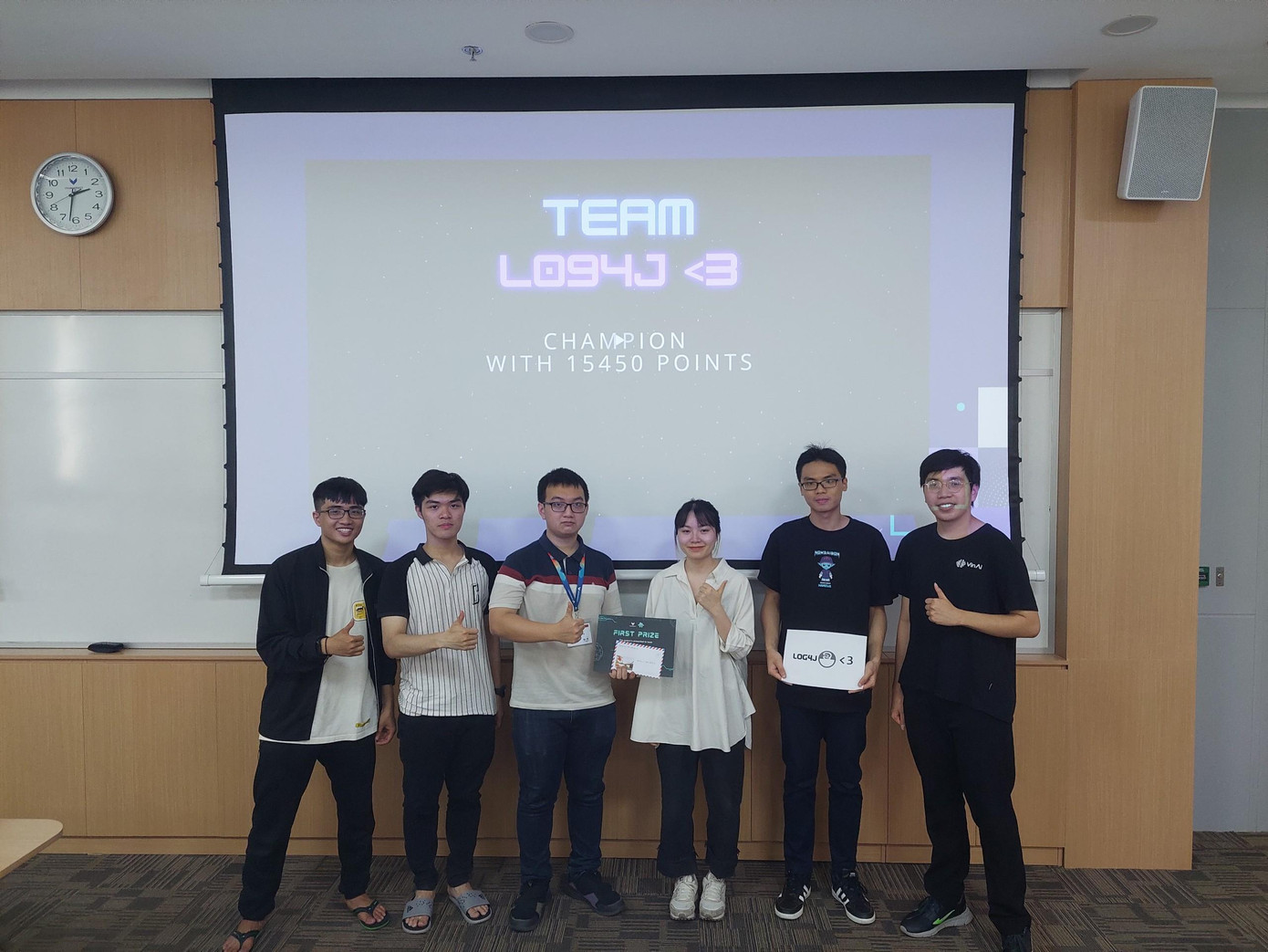 Đội giành quán quân cuộc thi liên quan đến lập trình do VinUni tổ chức.