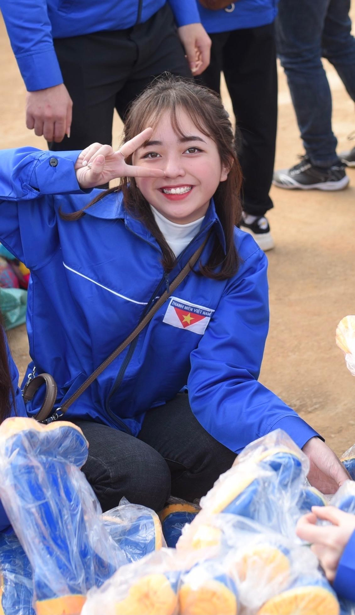 Cô tham gia tình nguyện tại Làng Chếu - huyện Bắc Yên - tỉnh Sơn La. Cô tham gia tình nguyện tại Làng Chếu - huyện Bắc Yên - tỉnh Sơn La.