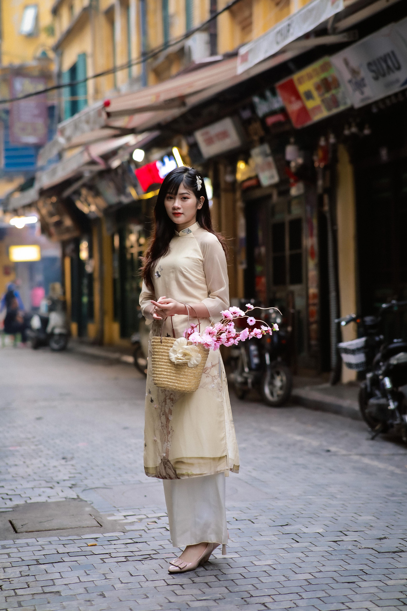 Sở hữu gương mặt khả ái, Thu được mệnh danh là "Nàng thơ áo dài". Sở hữu gương mặt khả ái, Thu được mệnh danh là "Nàng thơ áo dài".