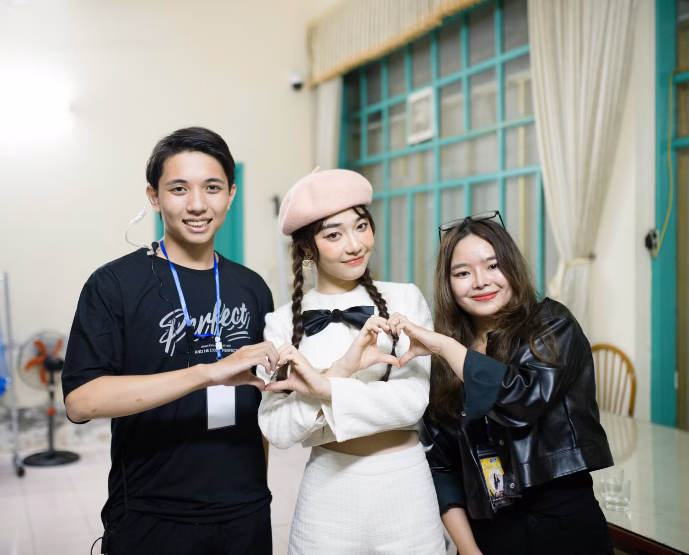 Quang Anh là Ban tổ chức chương trình Chào tân sinh viên &amp; ca sĩ Hoàng Duyên.