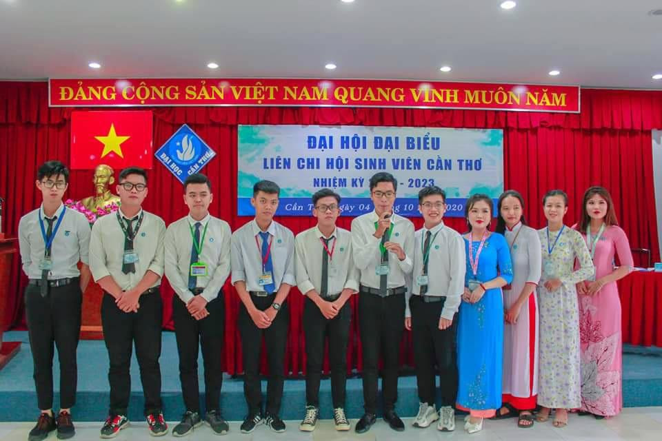 Thiên Ngọc (thứ 4 từ phải qua) là Uỷ viên BCH Liên chi Hội sinh viên Cần Thơ, nhiệm kỳ 2020 - 2023. Thiên Ngọc (thứ 4 từ phải qua) là Uỷ viên BCH Liên chi Hội sinh viên Cần Thơ, nhiệm kỳ 2020 - 2023.