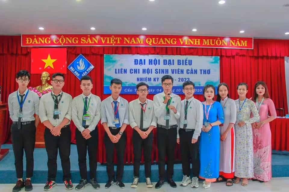Thiên Ngọc (thứ 4 từ phải qua) là Uỷ viên BCH Liên chi Hội sinh viên Cần Thơ, nhiệm kỳ 2020 - 2023.