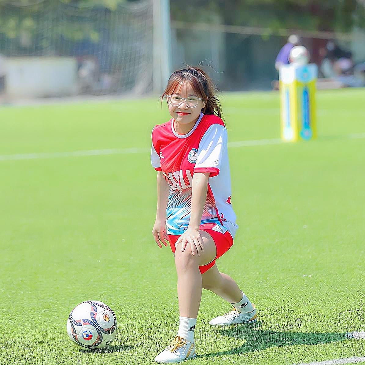 An Thùy sinh ra và lớn lên tại một vùng quê có phong trào đá bóng phát triển rất mạnh.