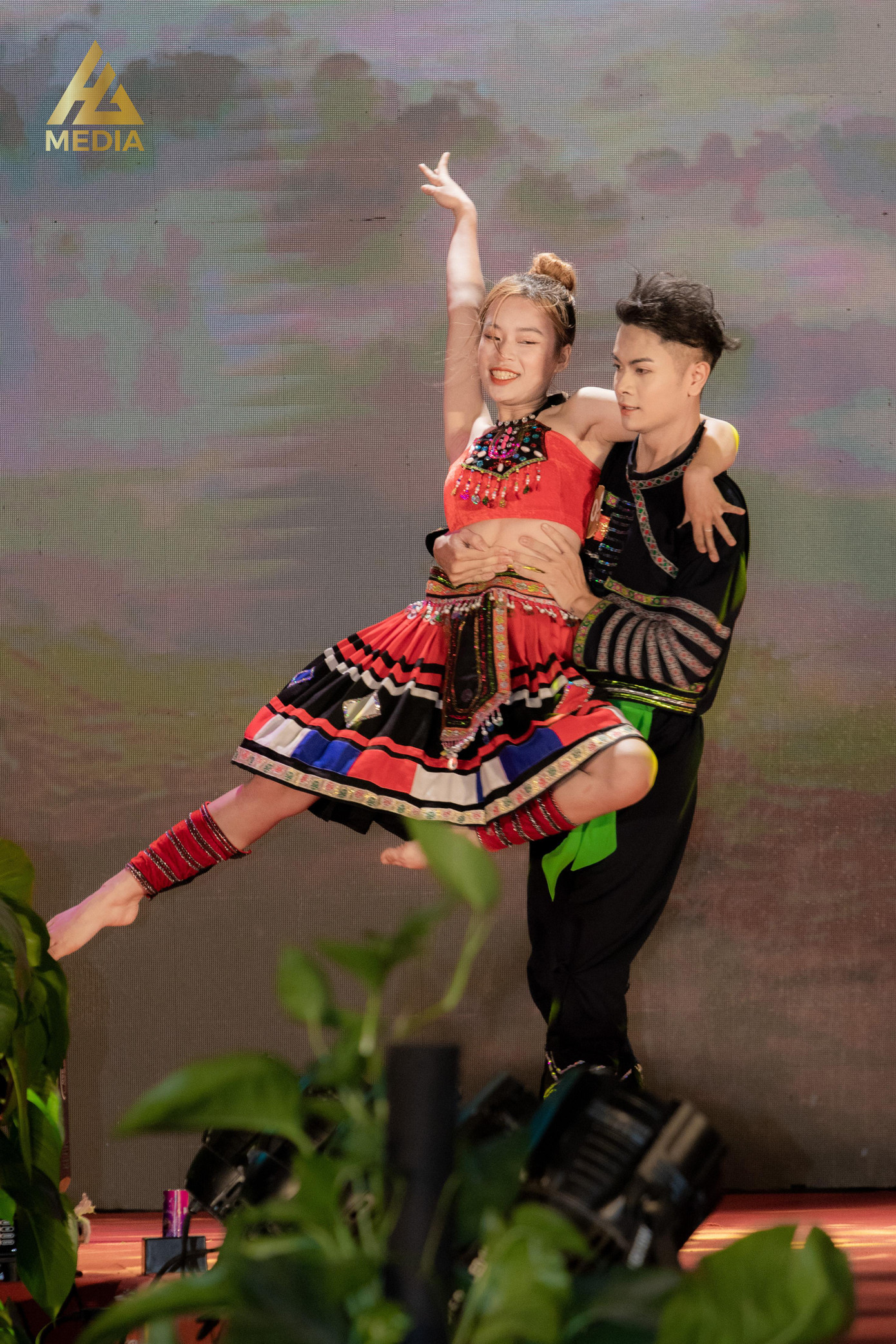 Phần trình diễn của thí sinh tài năng với tiết mục múa “Chợ tình”.