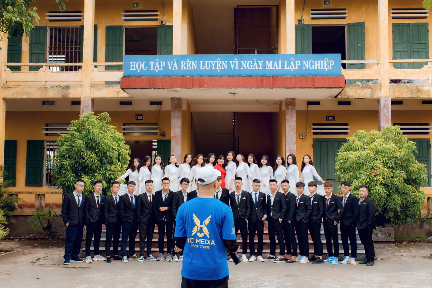 Mặc dù nhận được sự phản đối gay gắt từ phía gia đình vì mọi người cho rằng ngành này có quá nhiều sự cạnh tranh và tương lai nghề nghiệp không ổn định, nhưng chàng trai Đinh Hiển vẫn không ngừng nỗ lực. Mặc dù nhận được sự phản đối gay gắt từ phía gia đình vì mọi người cho rằng ngành này có quá nhiều sự cạnh tranh và tương lai nghề nghiệp không ổn định, nhưng chàng trai Đinh Hiển vẫn không ngừng nỗ lực.