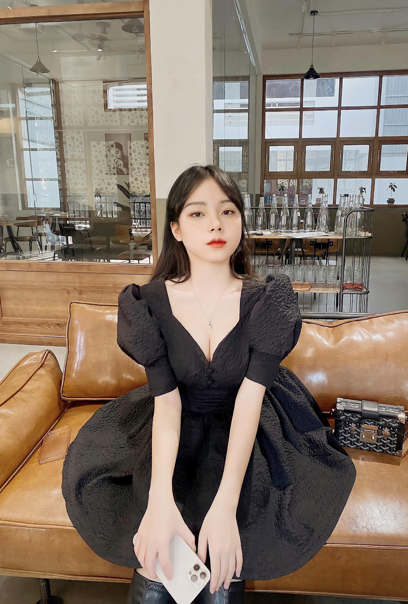 Không đi theo công việc truyền thống gia đình, Vương Anh dành niềm đam mê cho nghệ thuật và kinh doanh. Không đi theo công việc truyền thống gia đình, Vương Anh dành niềm đam mê cho nghệ thuật và kinh doanh.