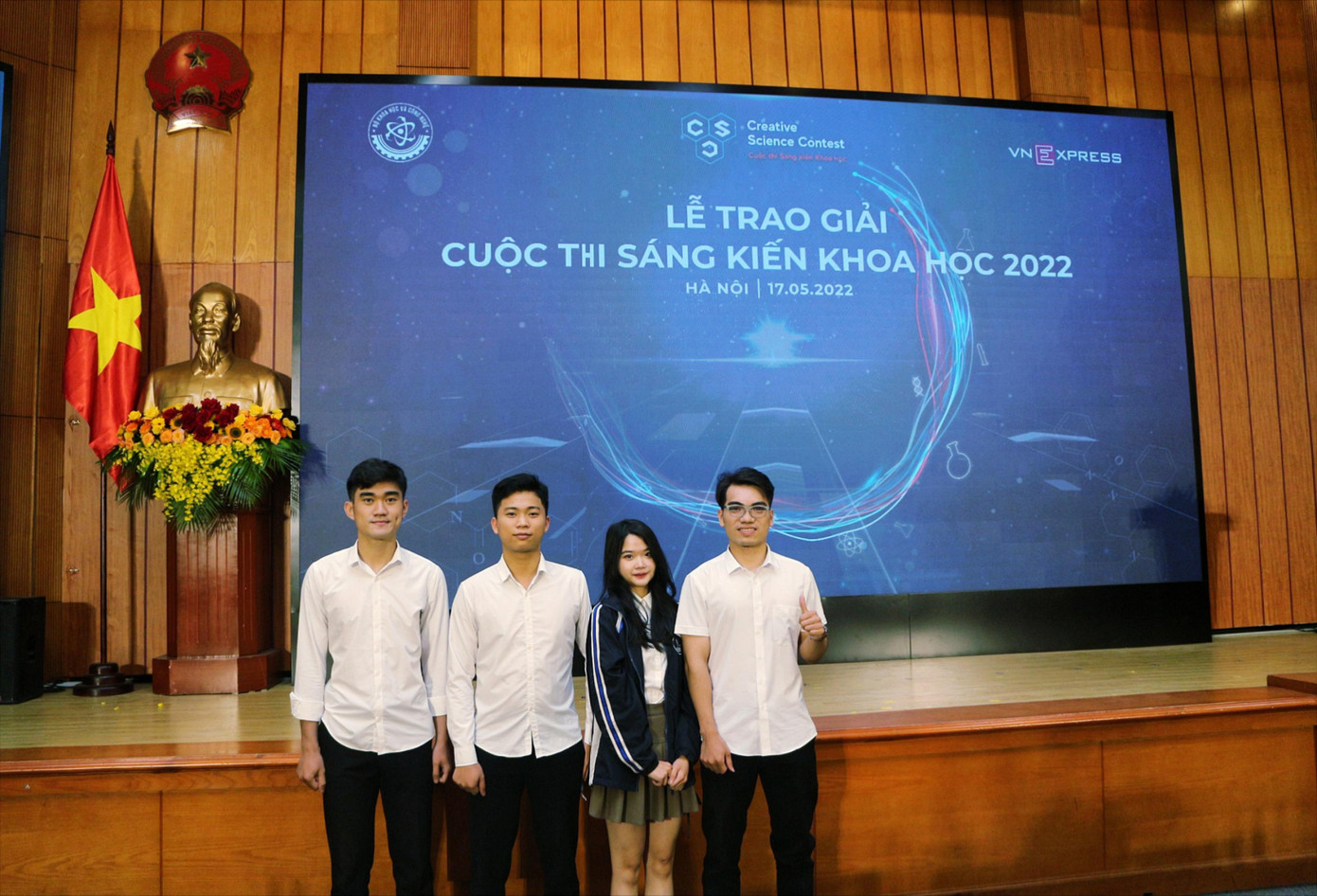 Khánh Huyền cùng các bạn sinh viên tham dự Lễ trao giải "Cuộc thi sáng kiến Khoa học 2022". Khánh Huyền cùng các bạn sinh viên tham dự Lễ trao giải "Cuộc thi sáng kiến Khoa học 2022".