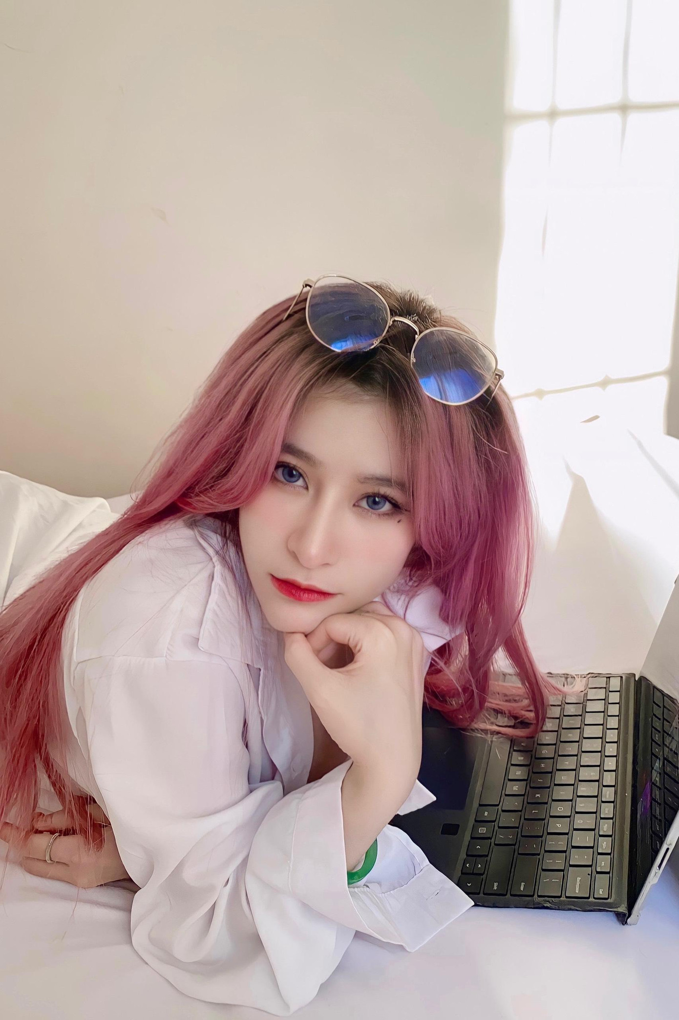 Mang trong mình 3 dòng máu Việt – Trung – Pháp nên Bảo Trân sở hữu nét đẹp lai Tây ấn tượng. Mang trong mình 3 dòng máu Việt – Trung – Pháp nên Bảo Trân sở hữu nét đẹp lai Tây ấn tượng.