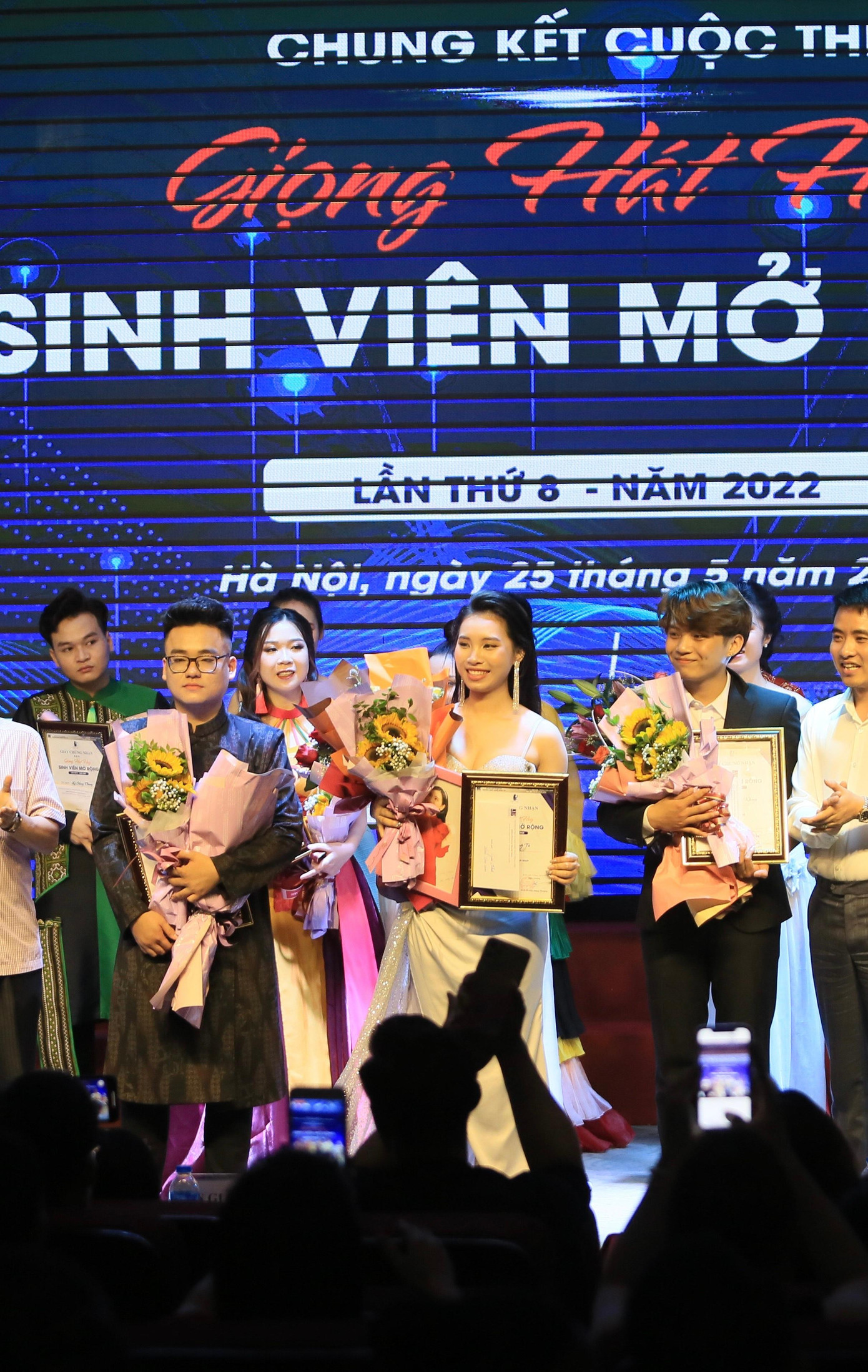 Vượt qua rất nhiều thí sinh dày dạn kinh nghiệm, Anh Tú cảm thấy may mắn và biết ơn khi thành quả của mình đạt được sau bao sự cố gắng. Vượt qua rất nhiều thí sinh dày dạn kinh nghiệm, Anh Tú cảm thấy may mắn và biết ơn khi thành quả của mình đạt được sau bao sự cố gắng.