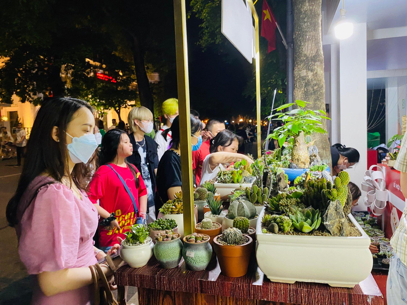 Nhiều bạn trẻ có sở thích với các cây sen đá, tiểu cảnh tại gian hàng trưng bày quà tặng của Totoro Garden.