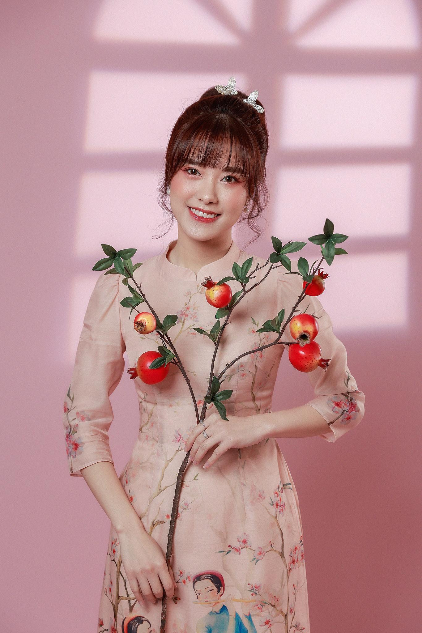 Chử Phương Thúy quen thuộc với khán giả truyền hình bằng nét dịu dàng nữ tính.