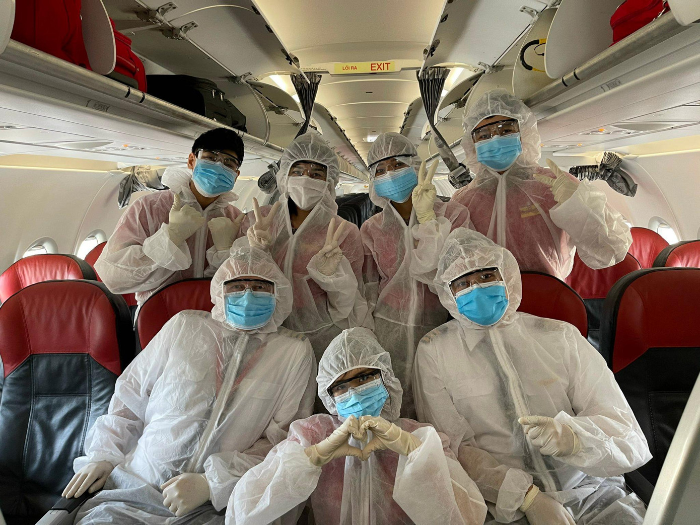 Lê Thu Trang cùng đồng nghiệp trong bộ đồ bảo hộ khi thực hiện các chuyến bay trong thời điểm dịch COVID - 19 diễn biến phức tạp. Lê Thu Trang cùng đồng nghiệp trong bộ đồ bảo hộ khi thực hiện các chuyến bay trong thời điểm dịch COVID - 19 diễn biến phức tạp.