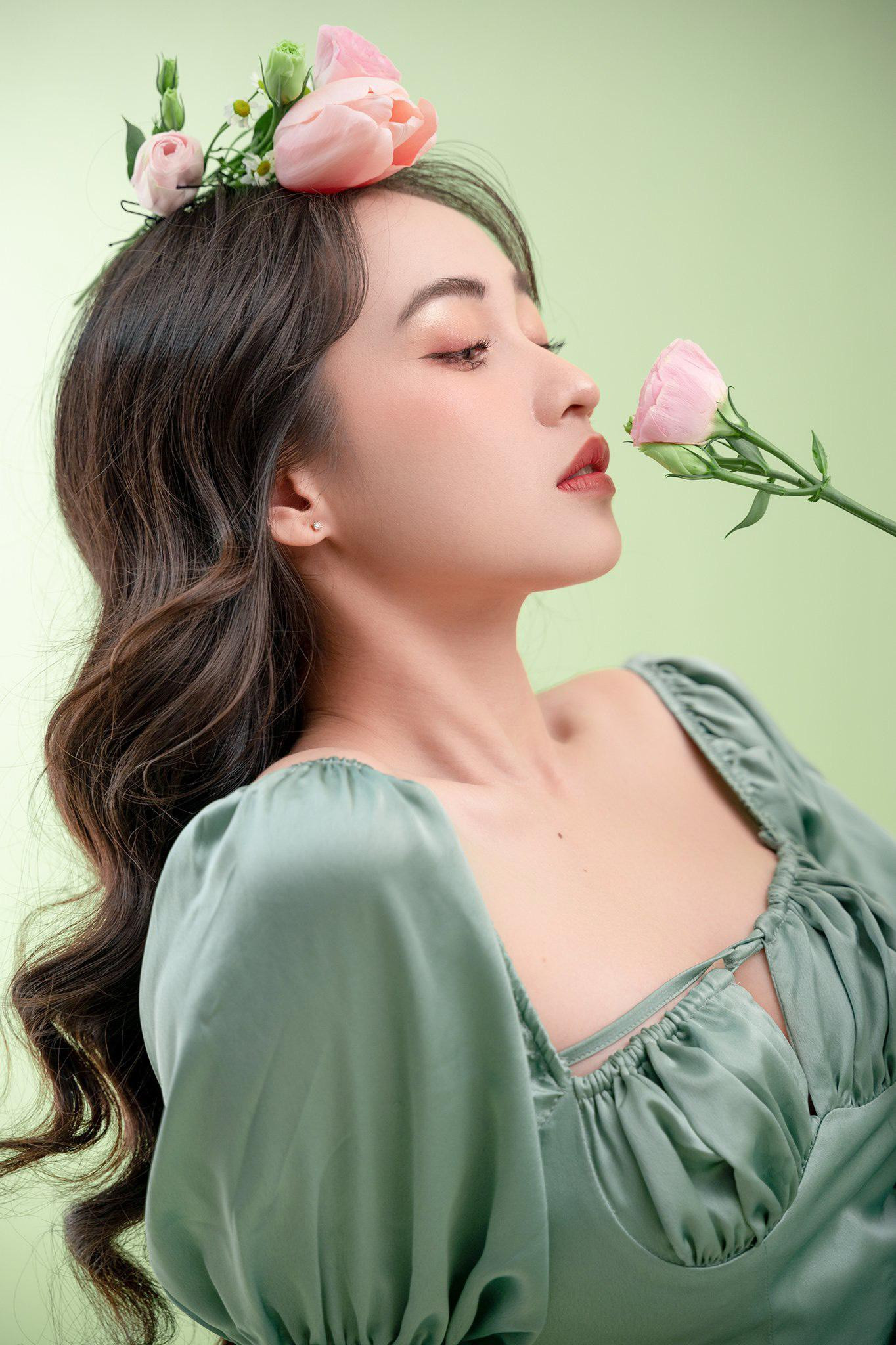 Hà Thị Ngọc Hương hay còn có nickname thân mật là Saky Hà (sinh năm 1998, quê Đồng Tháp), hiện đang sinh sống và làm việc tại Cần Thơ.