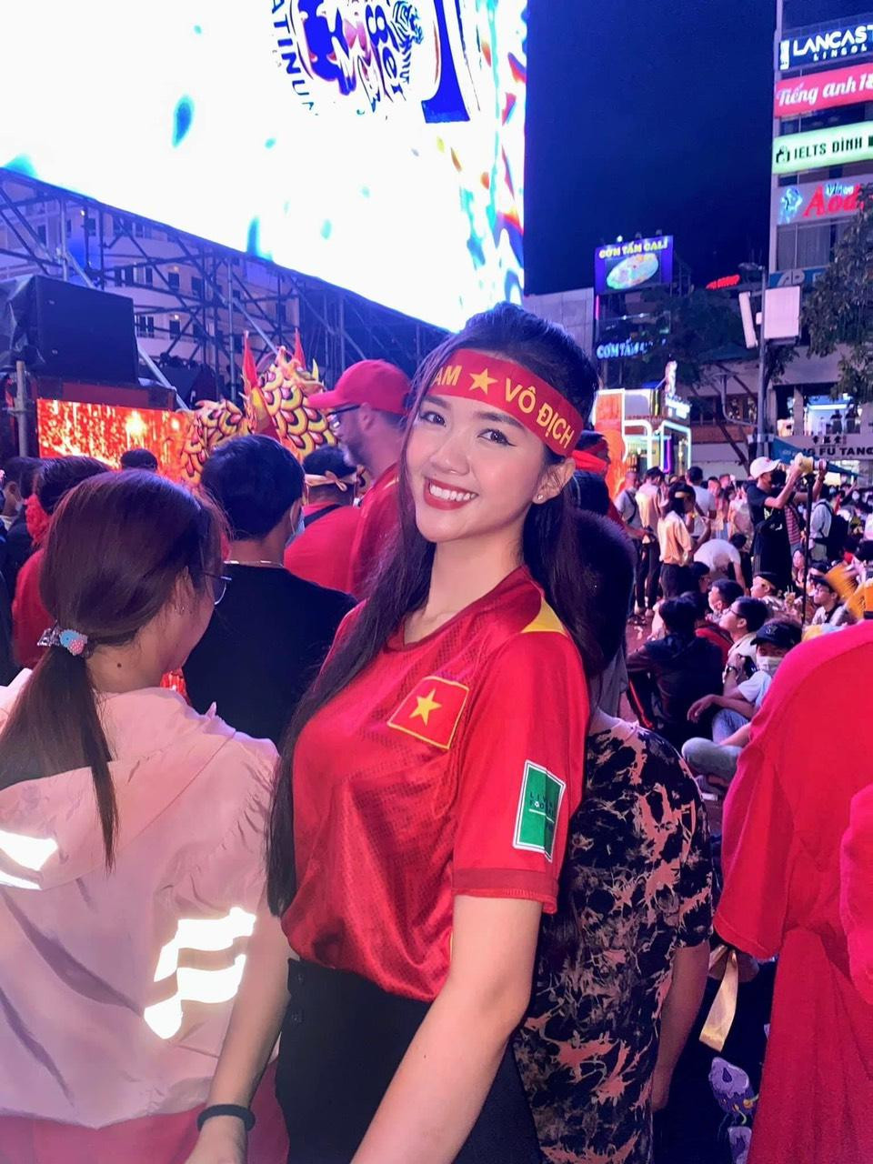 Không chỉ đầu cầu Hà Nội cổ vũ hết mình cho trận chung kết, mà Nguyễn Hoàng Mỹ Vân tại TP. Hồ Chí Minh cũng như bao bạn trẻ khác cũng vô cùng háo hức, hồi hộp mong chờ theo dõi trận đấu.