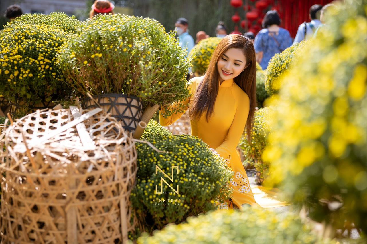 Thiếu nữ Bến Tre được nhiều người biết đến sau bộ ảnh chào Xuân Nhâm Dần rực rỡ sắc vàng.