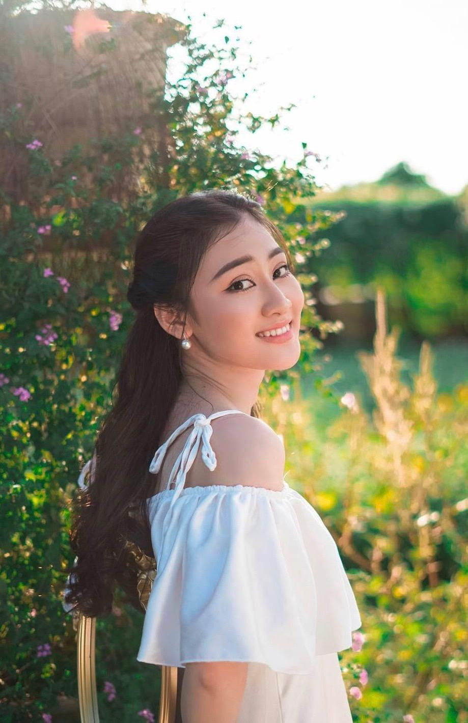 Nữ sinh Đại học Tây Đô sở hữu nhan sắc trong trẻo, dịu dàng. Nữ sinh Đại học Tây Đô sở hữu nhan sắc trong trẻo, dịu dàng.