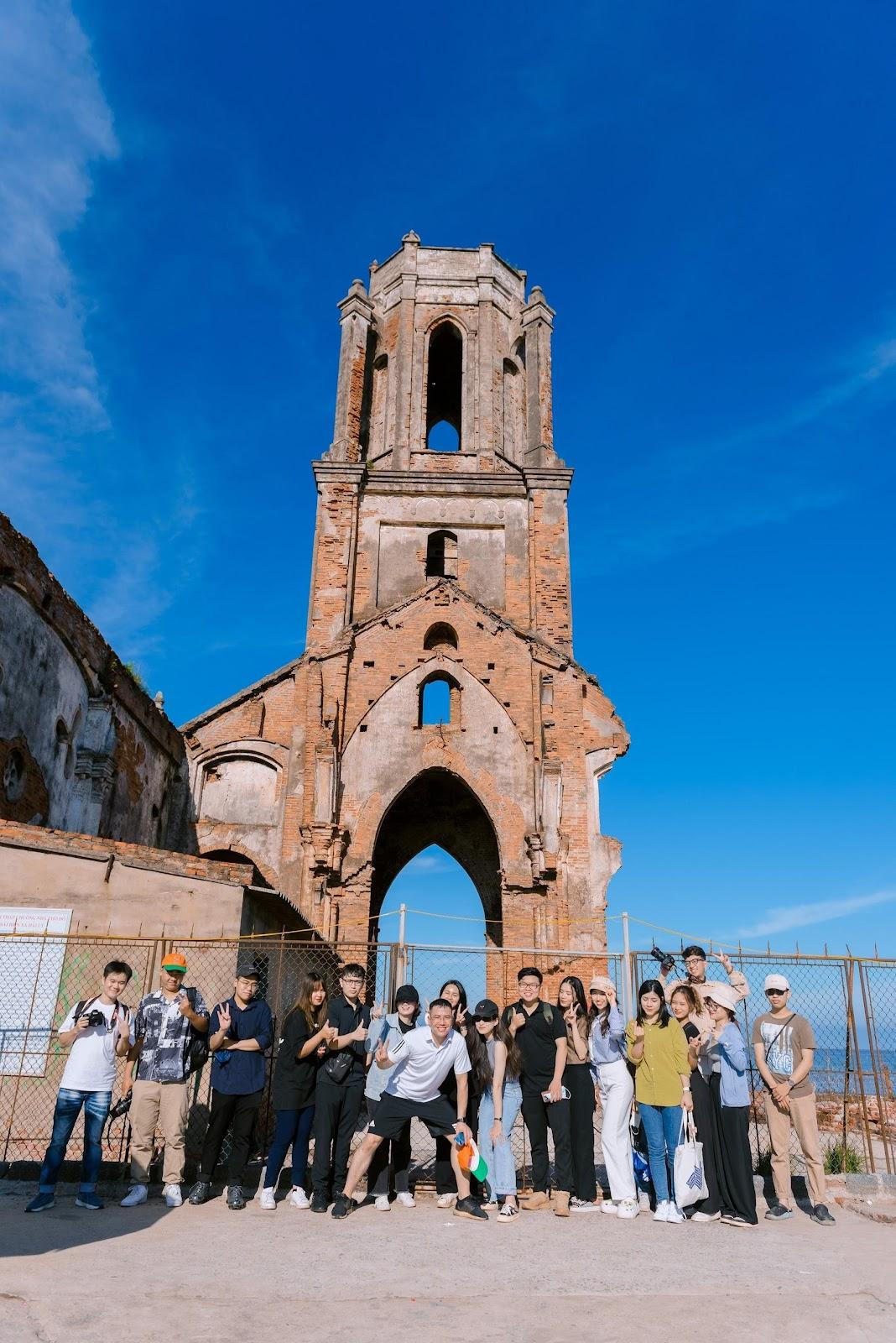 Nhà thờ đổ Hải Lý - chứng tích xâm lấn của mẹ thiên nhiên. Ảnh Phan Hoàn