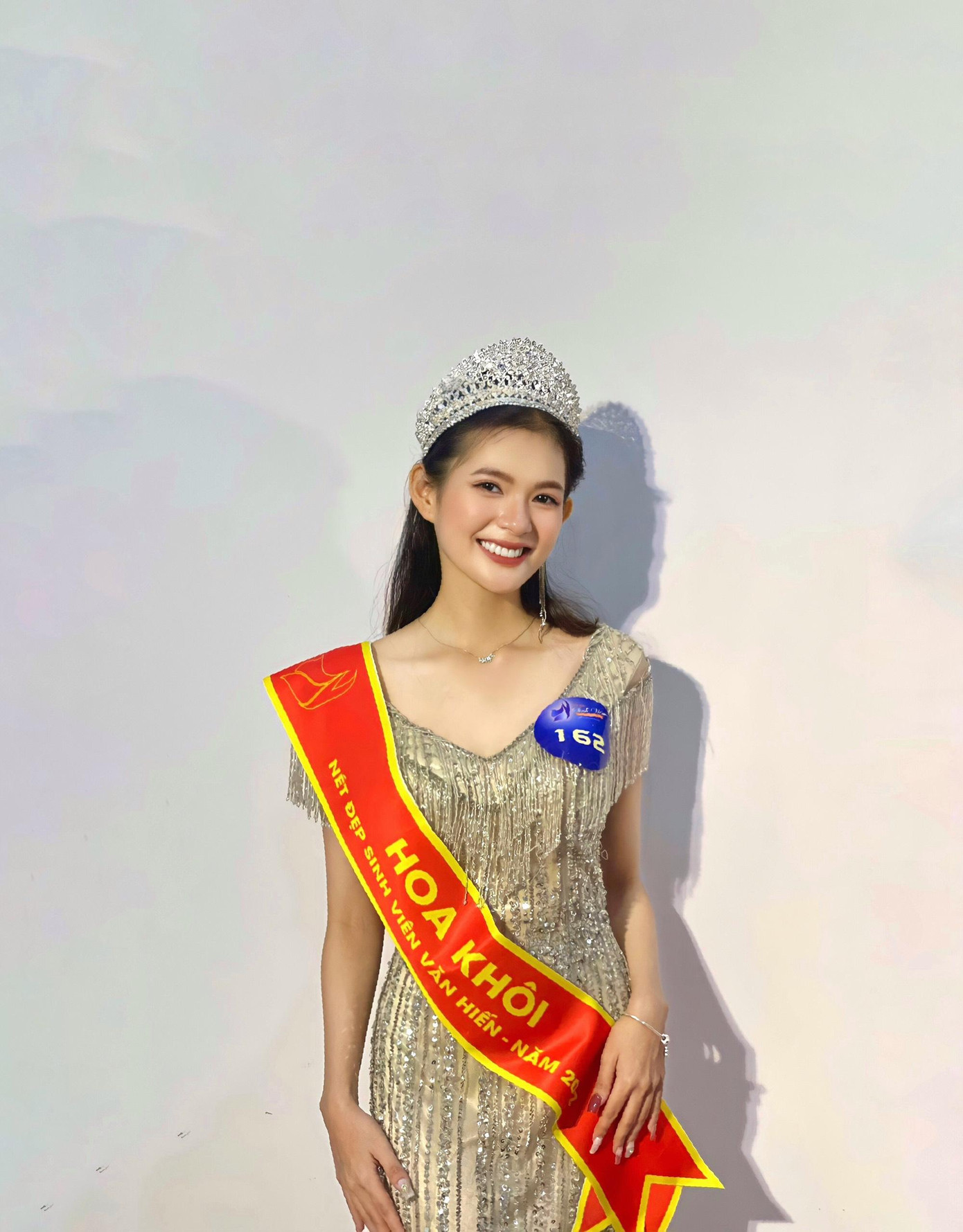 Mỹ Tiên còn được biết đến là Hoa khôi của cuộc thi “Nét đẹp sinh viên Văn Hiến 2022”, cùng nhiều giải thưởng khác. Mỹ Tiên còn được biết đến là Hoa khôi của cuộc thi “Nét đẹp sinh viên Văn Hiến 2022”, cùng nhiều giải thưởng khác.