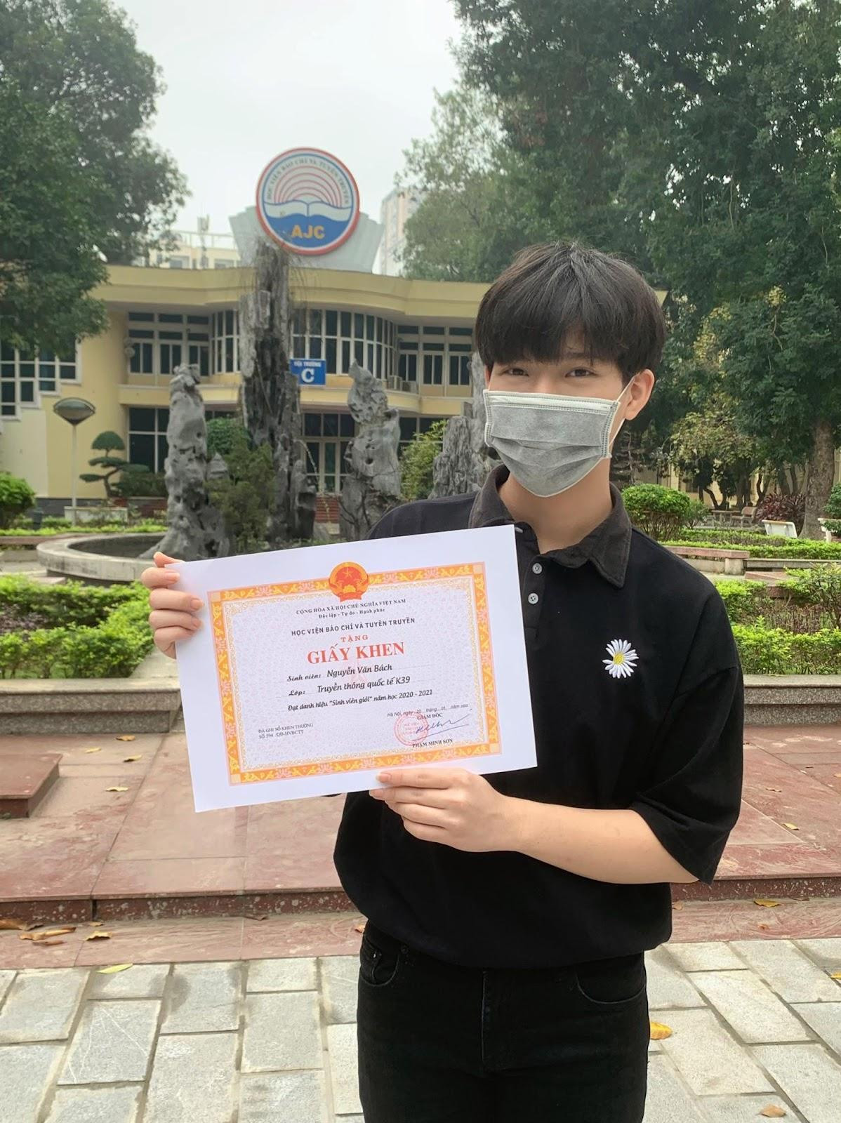 Bách liên tục nhận được bằng khen vì tích cực trong phong trào Đoàn và thành tích học tập xuất sắc. Bách liên tục nhận được bằng khen vì tích cực trong phong trào Đoàn và thành tích học tập xuất sắc.