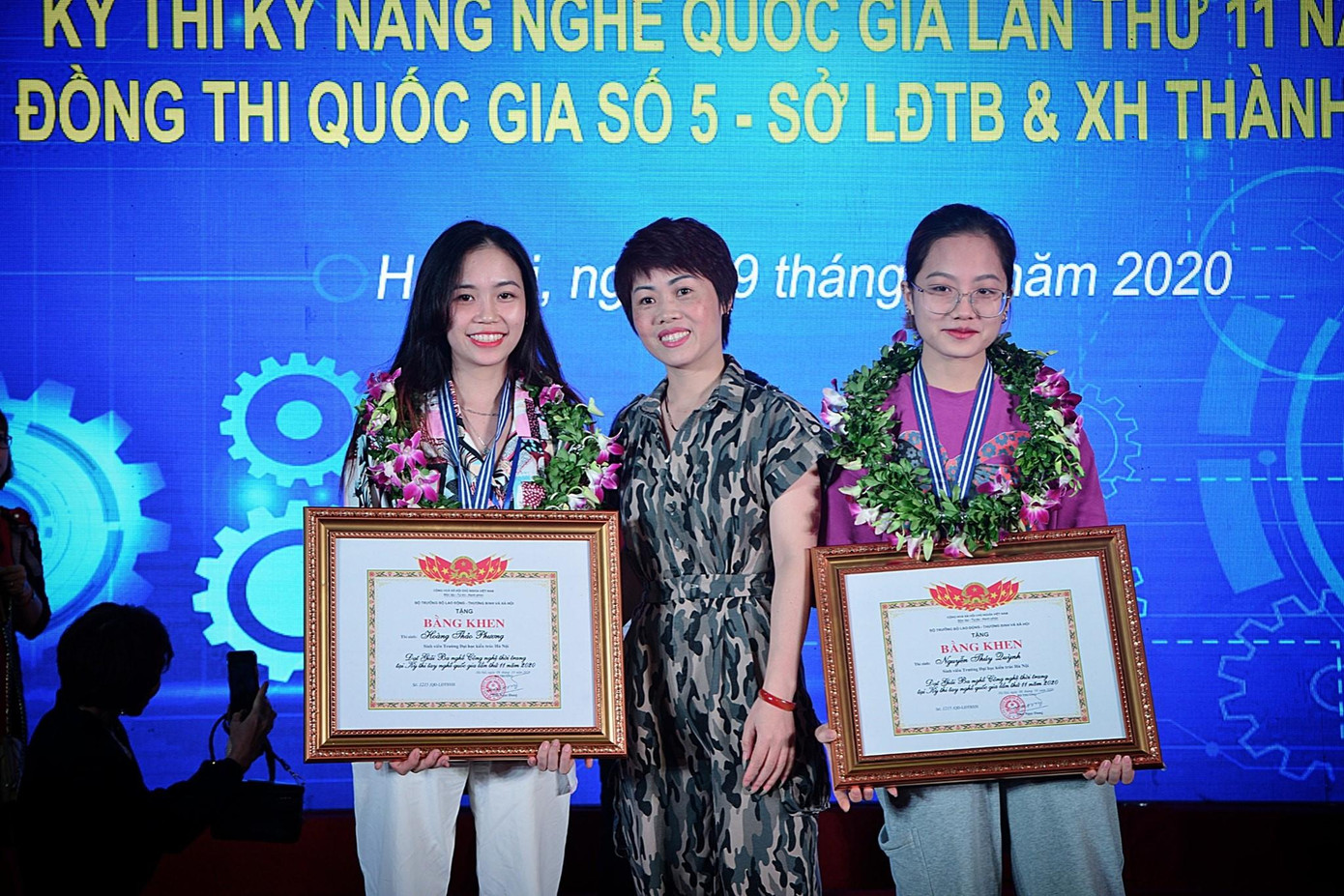 Thảo Phương (bên trái) xuất sắc giành Huy chương Đồng trong cuộc thi Tay nghề toàn quốc lần thứ 11. Thảo Phương (bên trái) xuất sắc giành Huy chương Đồng trong cuộc thi Tay nghề toàn quốc lần thứ 11.