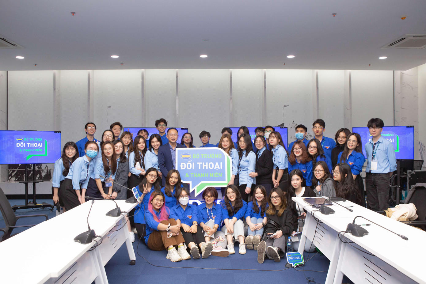 Nam (thứ tư, hàng trên cùng bên phải) cùng nhân sự Đoàn trong chương trình Bộ trưởng đối thoại với sinh viên.