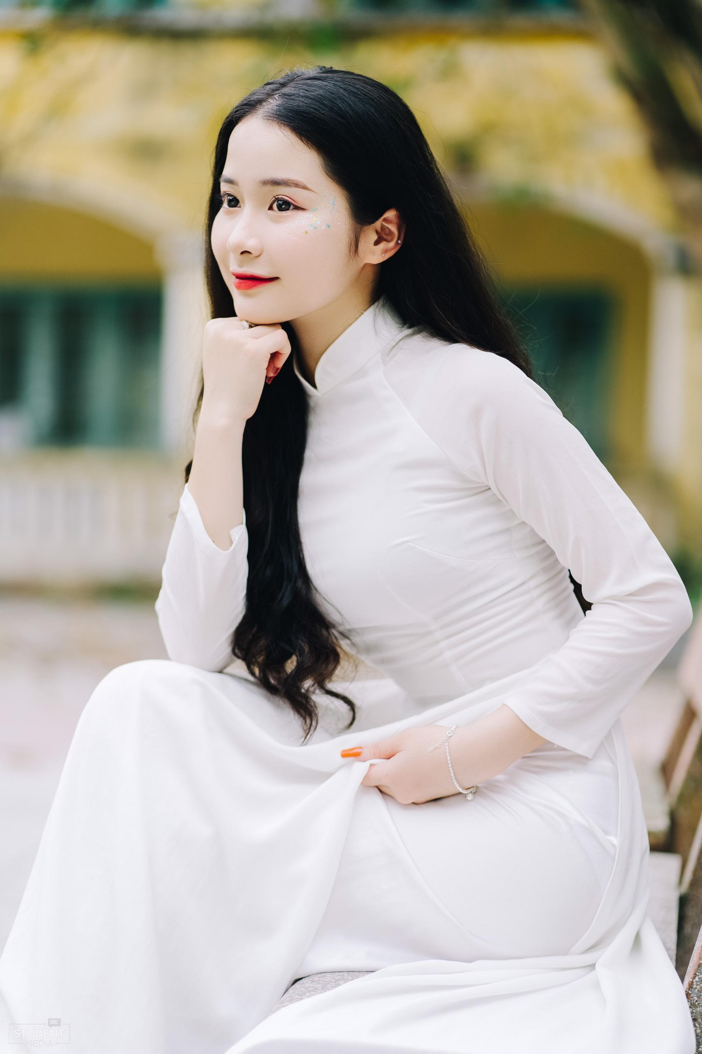 Nhiều netizen đã bình luận rằng bị mất ngủ sau khi xem bộ ảnh kỷ yếu của Huyền Trang. Nhiều netizen đã bình luận rằng bị mất ngủ sau khi xem bộ ảnh kỷ yếu của Huyền Trang.