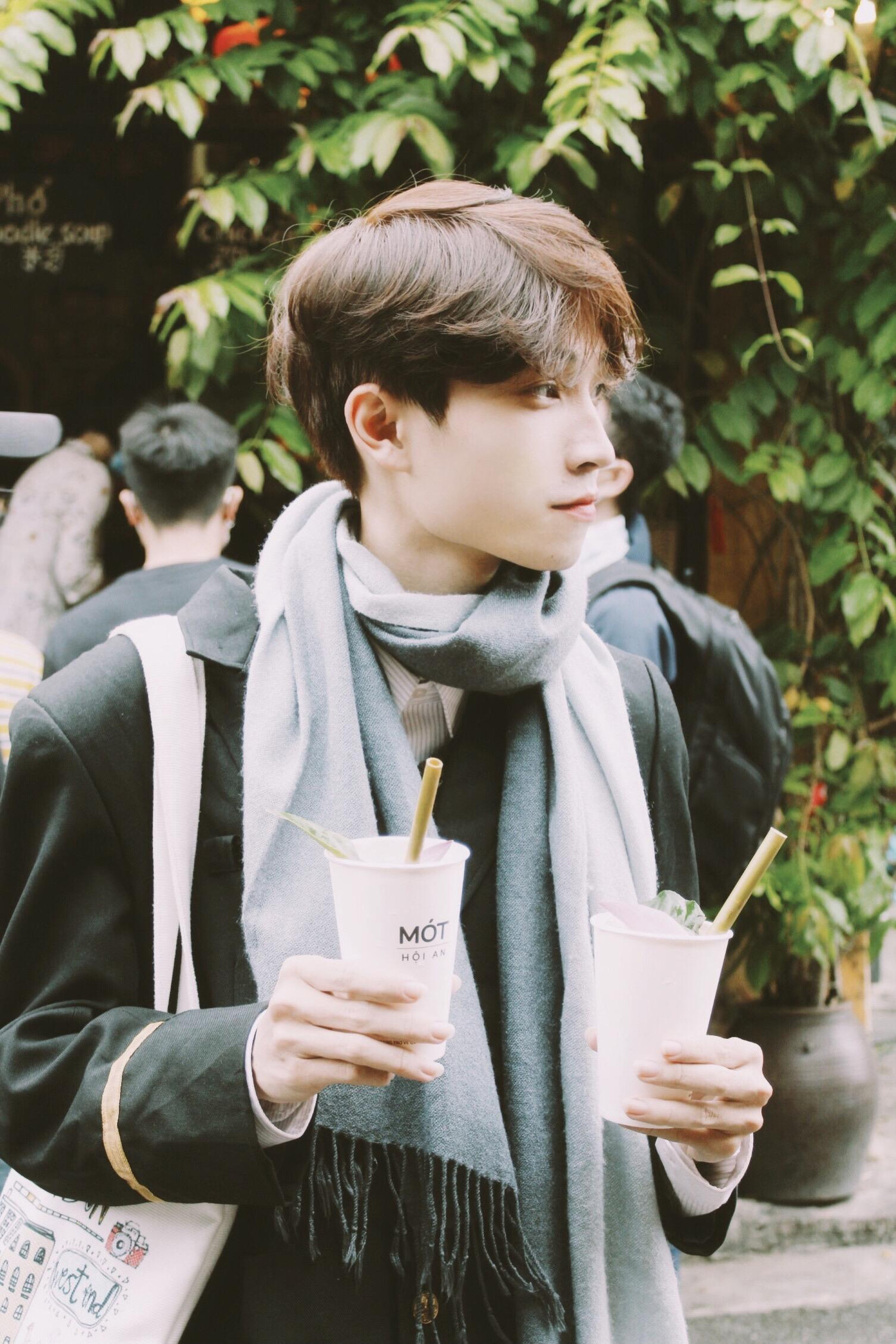 Chàng trai xứ Huế chia sẻ: "Niềm vui ở hiện tại thật dễ dàng đối với mình, bởi lẽ nó nằm trong chiếc máy ảnh và đôi chân không nghỉ của mình." Chàng trai xứ Huế chia sẻ: "Niềm vui ở hiện tại thật dễ dàng đối với mình, bởi lẽ nó nằm trong chiếc máy ảnh và đôi chân không nghỉ của mình."