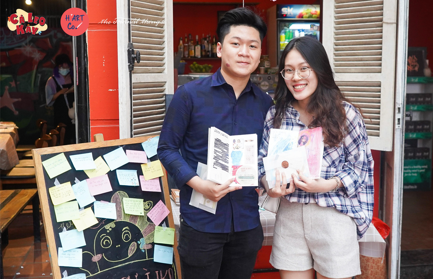 Các bạn trẻ hào hứng lưu lại khoảnh khắc đáng nhớ cùng sản phẩm cá nhân sau workshop “Journaling To Heal”. Các bạn trẻ hào hứng lưu lại khoảnh khắc đáng nhớ cùng sản phẩm cá nhân sau workshop “Journaling To Heal”.