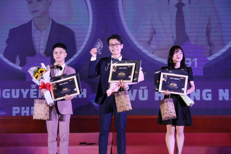 Hoàng Nam là Quán quân Tell Me By Your Voice 2022 - cuộc thi phát thanh đầu tiên được tổ chức tại trường Đại học Luật Hà Nội. Hoàng Nam là Quán quân Tell Me By Your Voice 2022 - cuộc thi phát thanh đầu tiên được tổ chức tại trường Đại học Luật Hà Nội.