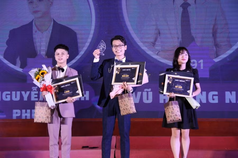 Hoàng Nam là Quán quân Tell Me By Your Voice 2022 - cuộc thi phát thanh đầu tiên được tổ chức tại trường Đại học Luật Hà Nội.